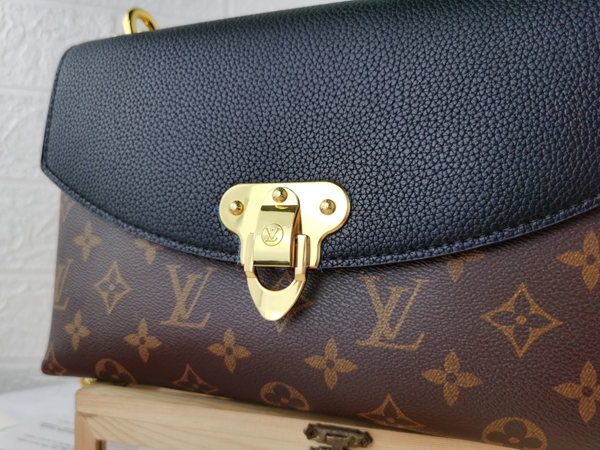 ルイヴィトンバッグ背面デザイン